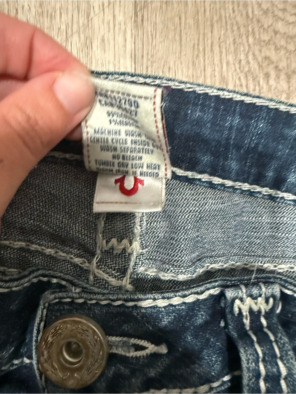 True Religion Women's low rise Boot Cut Jeans with Signature Pocket Stitching - Picture 4 of 4